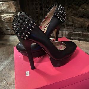 Black Betsey Johnson bow studded pumps in a size 6